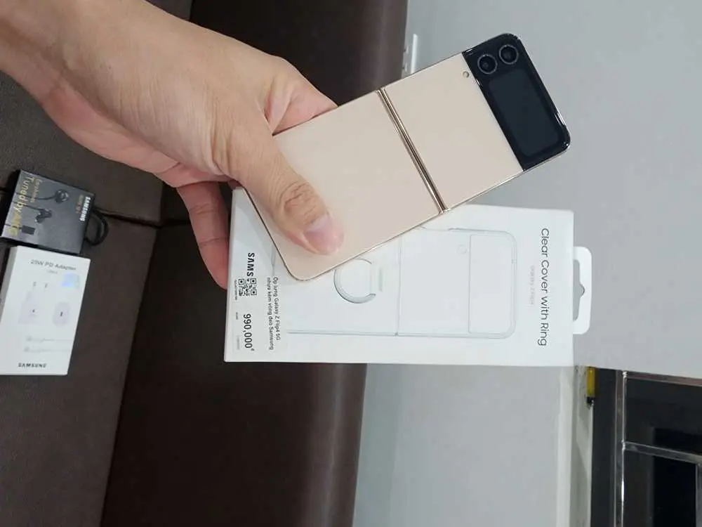 Khách hàng review Ốp lưng nắp gập Galaxy Z Flip4 Nhựa dẻo kèm vòng đeo Samsung Chính hãng 1