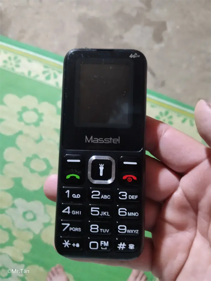 Khách hàng review Điện thoại Masstel IZI 10 1
