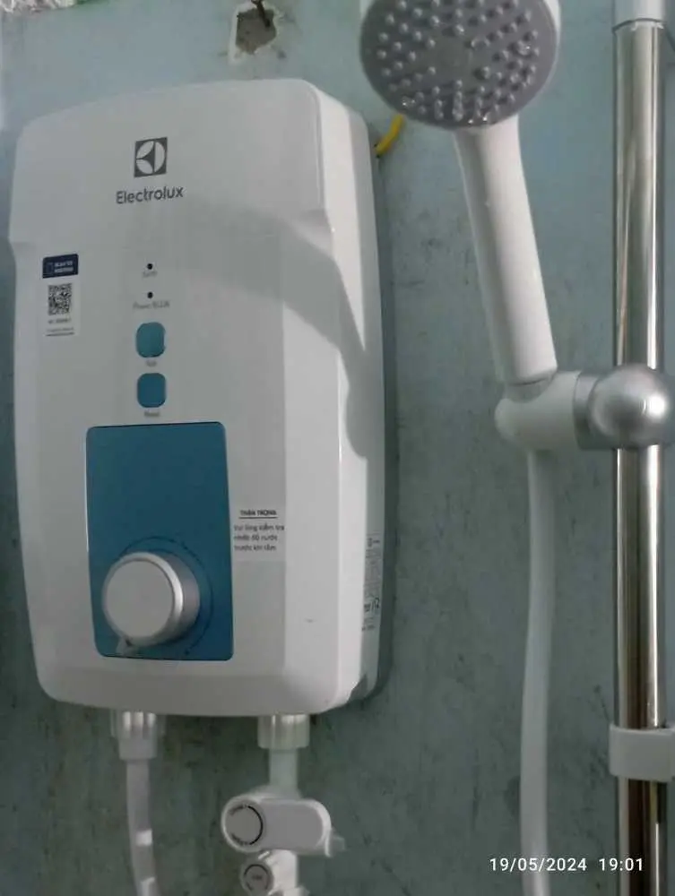 Khách hàng review Máy nước nóng trực tiếp Electrolux 4500W EWE451GX-DWB 1