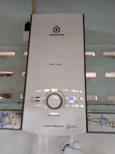 Khách hàng review Máy nước nóng trực tiếp Ariston 4500W AURES PREMIUM 4.5P PEARL 27