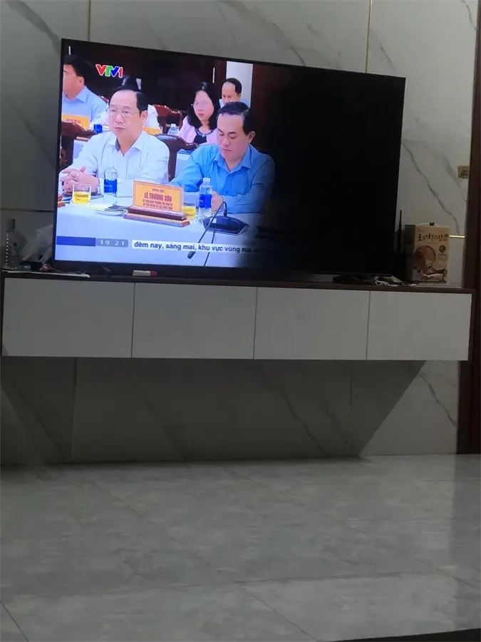 Khách hàng review Smart Tivi Samsung 4K Crystal UHD 65 inch UA65AU8100 1