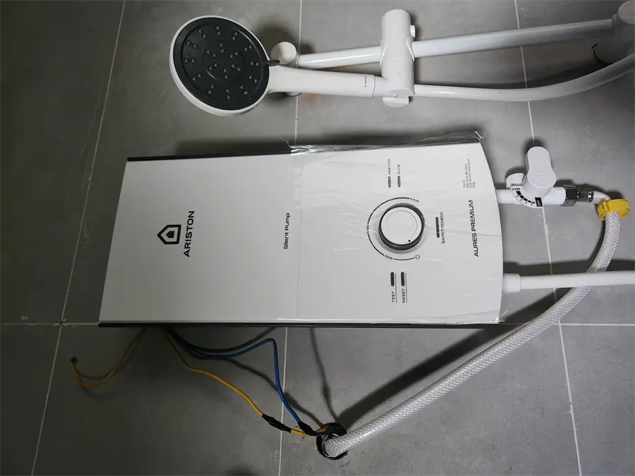 Khách hàng review Máy nước nóng trực tiếp Ariston 4500W AURES PREMIUM 4.5P PEARL 2