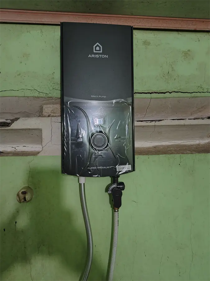 Khách hàng review Máy nước nóng trực tiếp Ariston 4500W AURES PREMIUM  4.5P 2