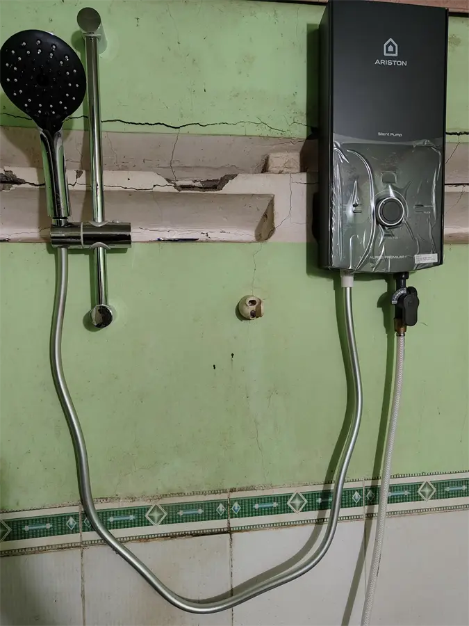 Khách hàng review Máy nước nóng trực tiếp Ariston 4500W AURES PREMIUM  4.5P 4