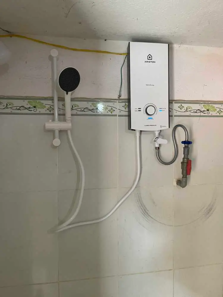 Khách hàng review Máy nước nóng trực tiếp Ariston 4500W AURES PREMIUM 4.5P PEARL 1