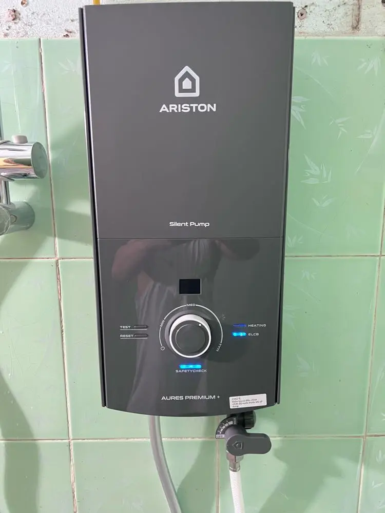Khách hàng review Máy nước nóng trực tiếp Ariston 4500W AURES PREMIUM  4.5P 1