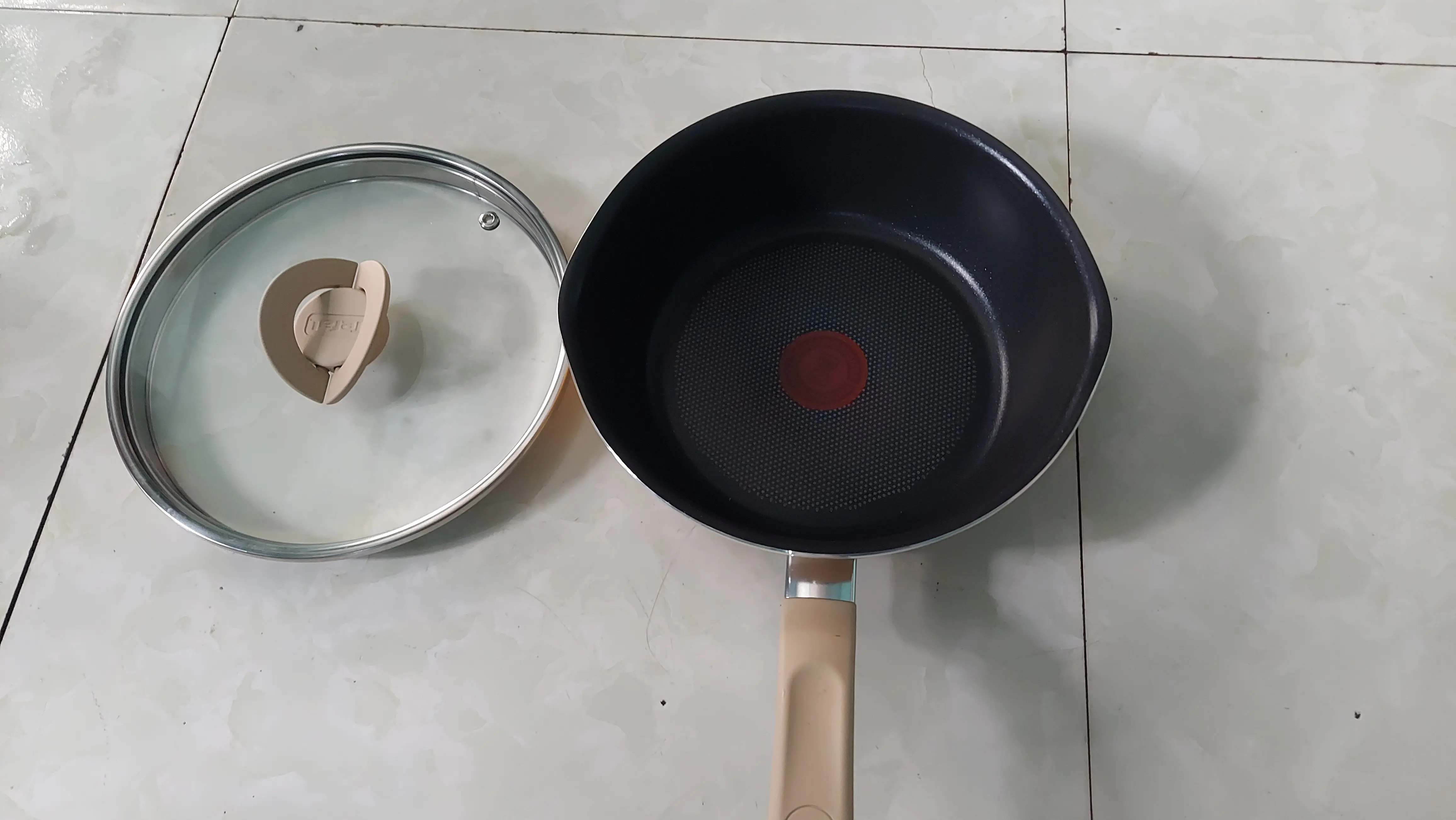 Khách hàng review Chảo nhôm sâu chống dính đáy từ nắp kính 22 cm Tefal G1802524 2