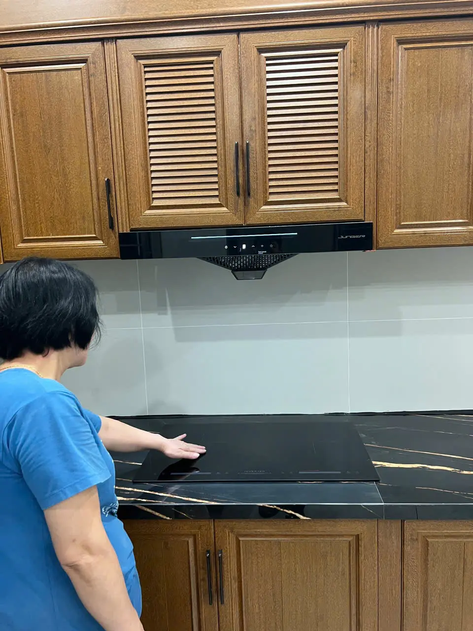 Khách hàng review Máy hút mùi áp tường Junger HRJ-701 1