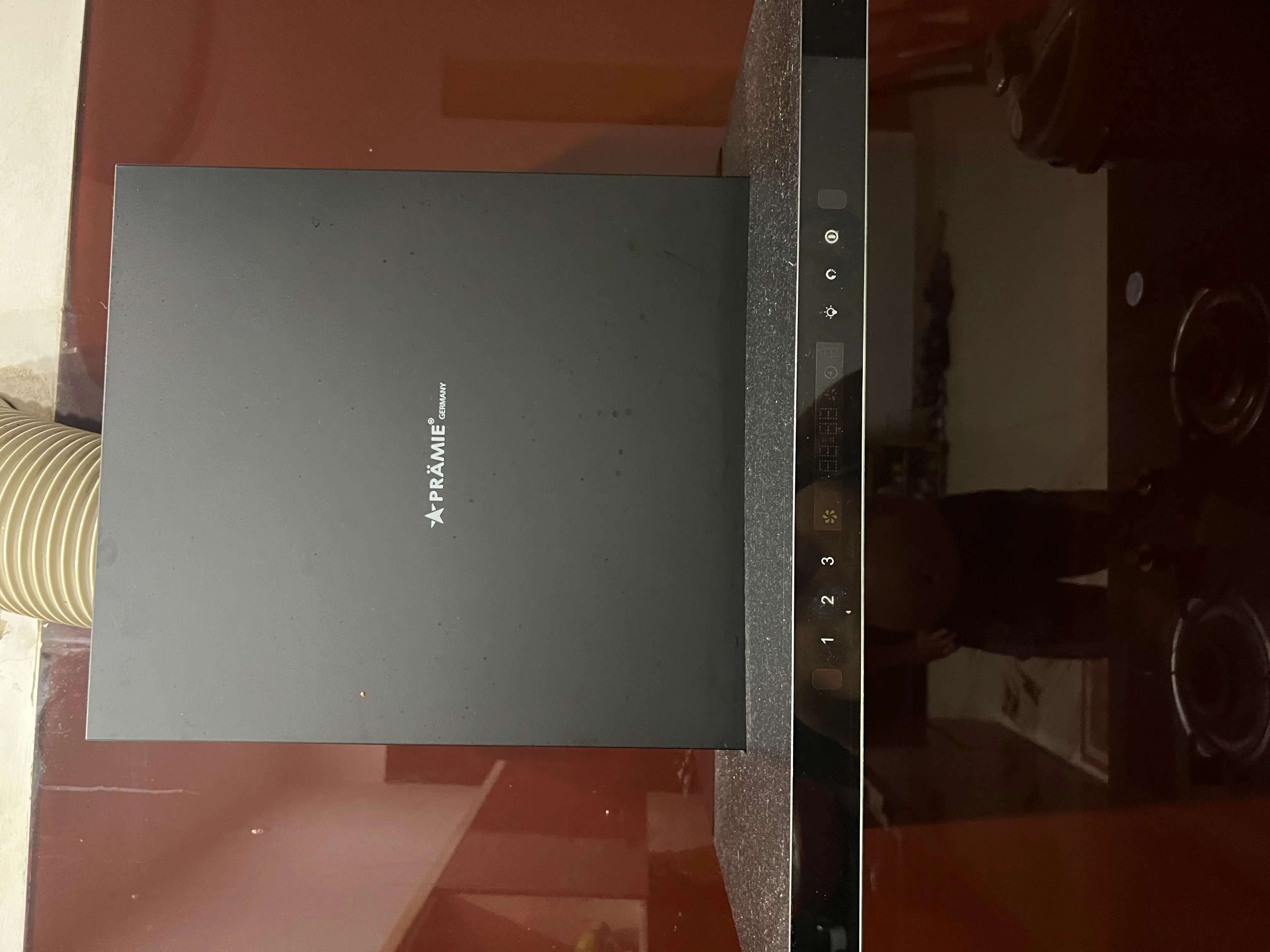 Khách hàng review Máy hút mùi áp tường Pramie TT70 2