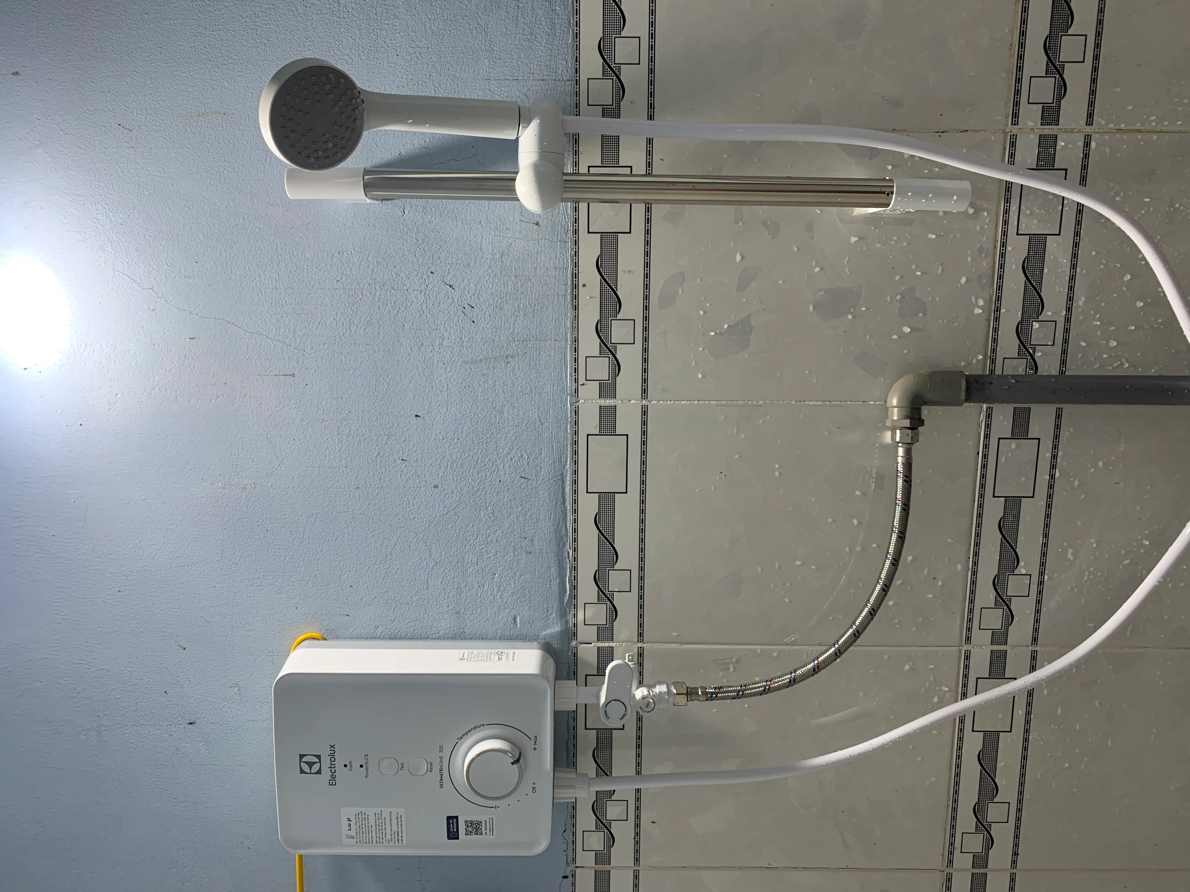 Khách hàng review Máy nước nóng trực tiếp Electrolux 4500W EWE451PX-DWX6 1