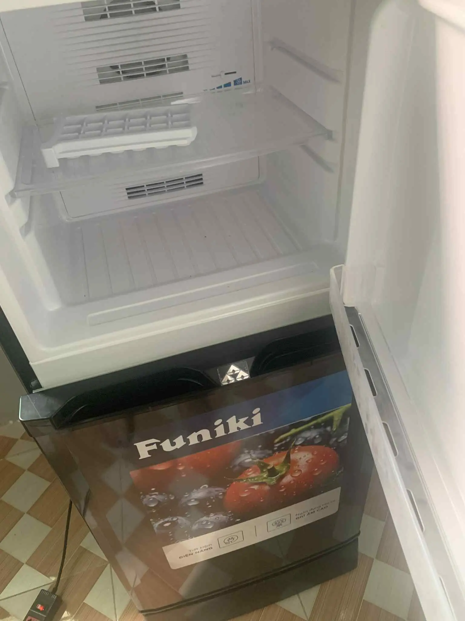Khách hàng review Tủ lạnh Funiki 120 lít HR T6120TDG 1