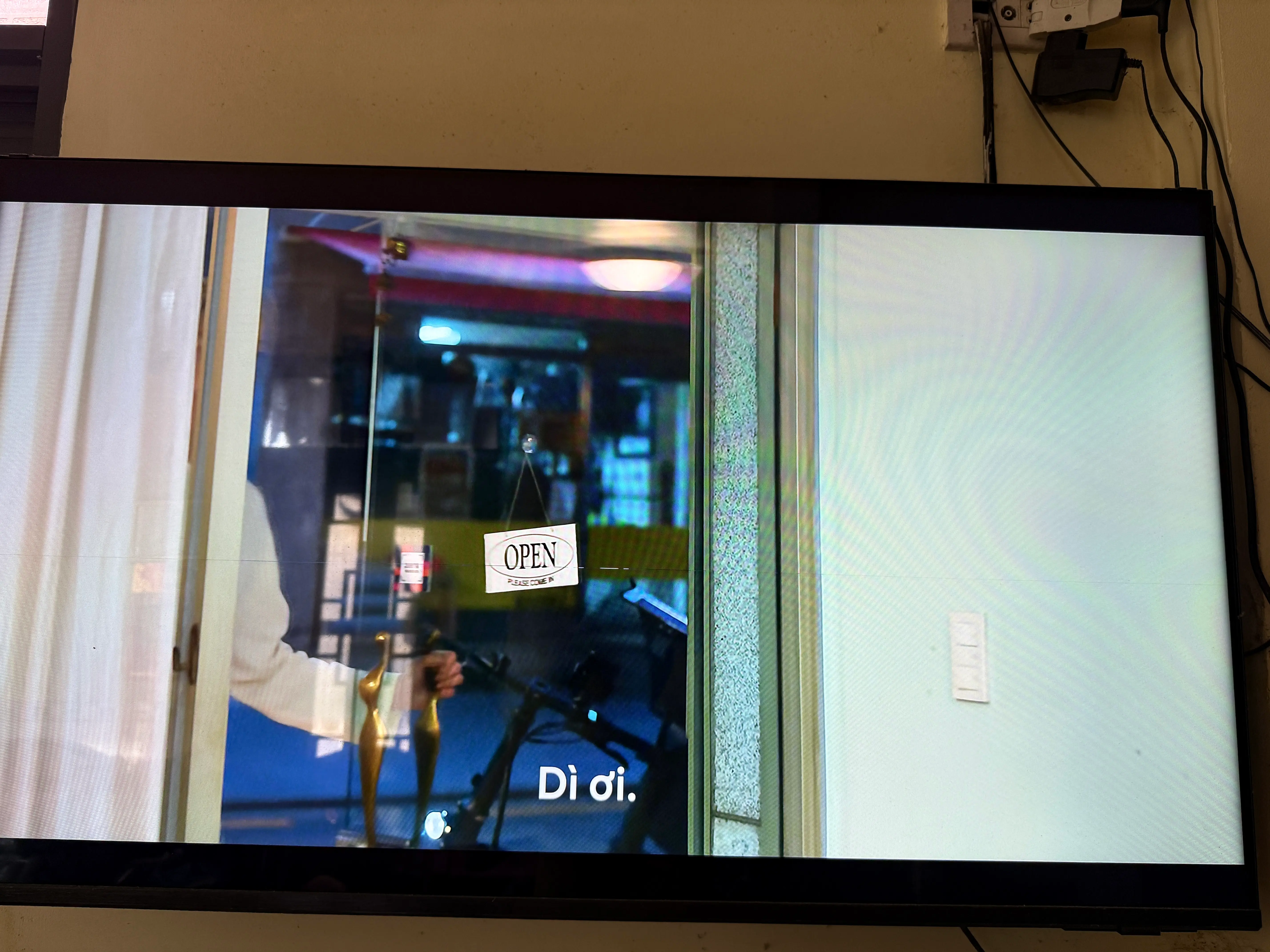 Khách hàng review Smart Tivi Crystal UHD Samsung 4K 43 inch UA43U8550F 1