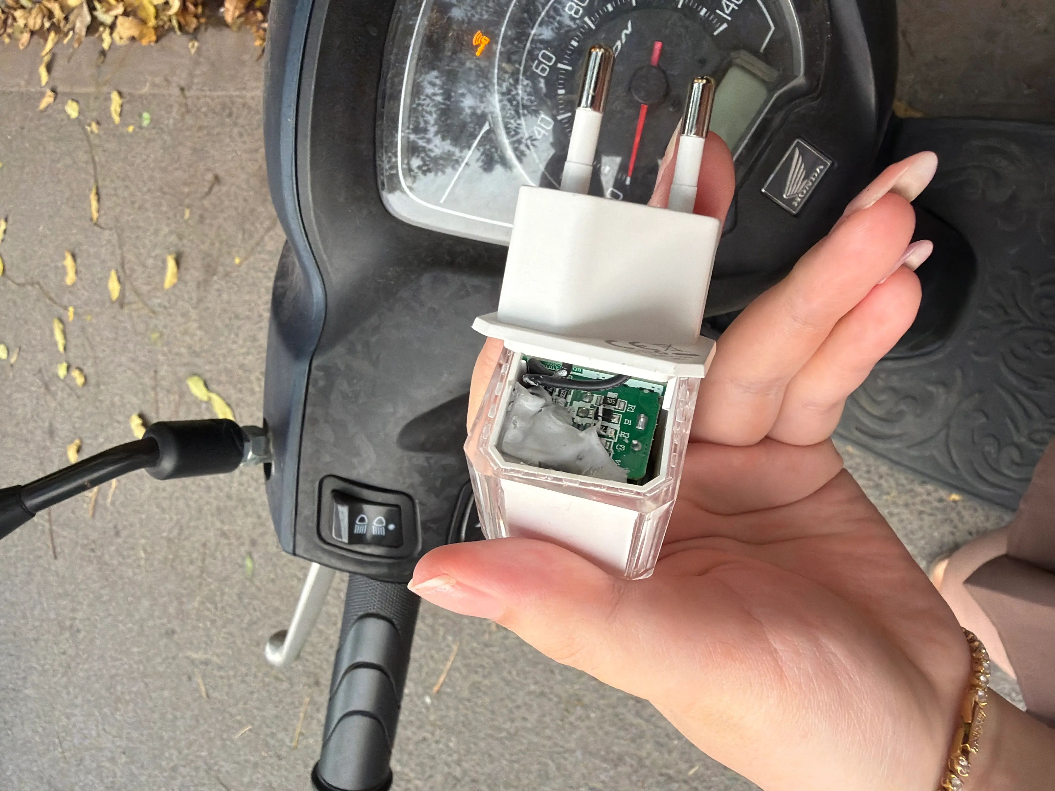 Khách hàng review Sạc nhanh Type-C PD 30W Xmobile DC04 1