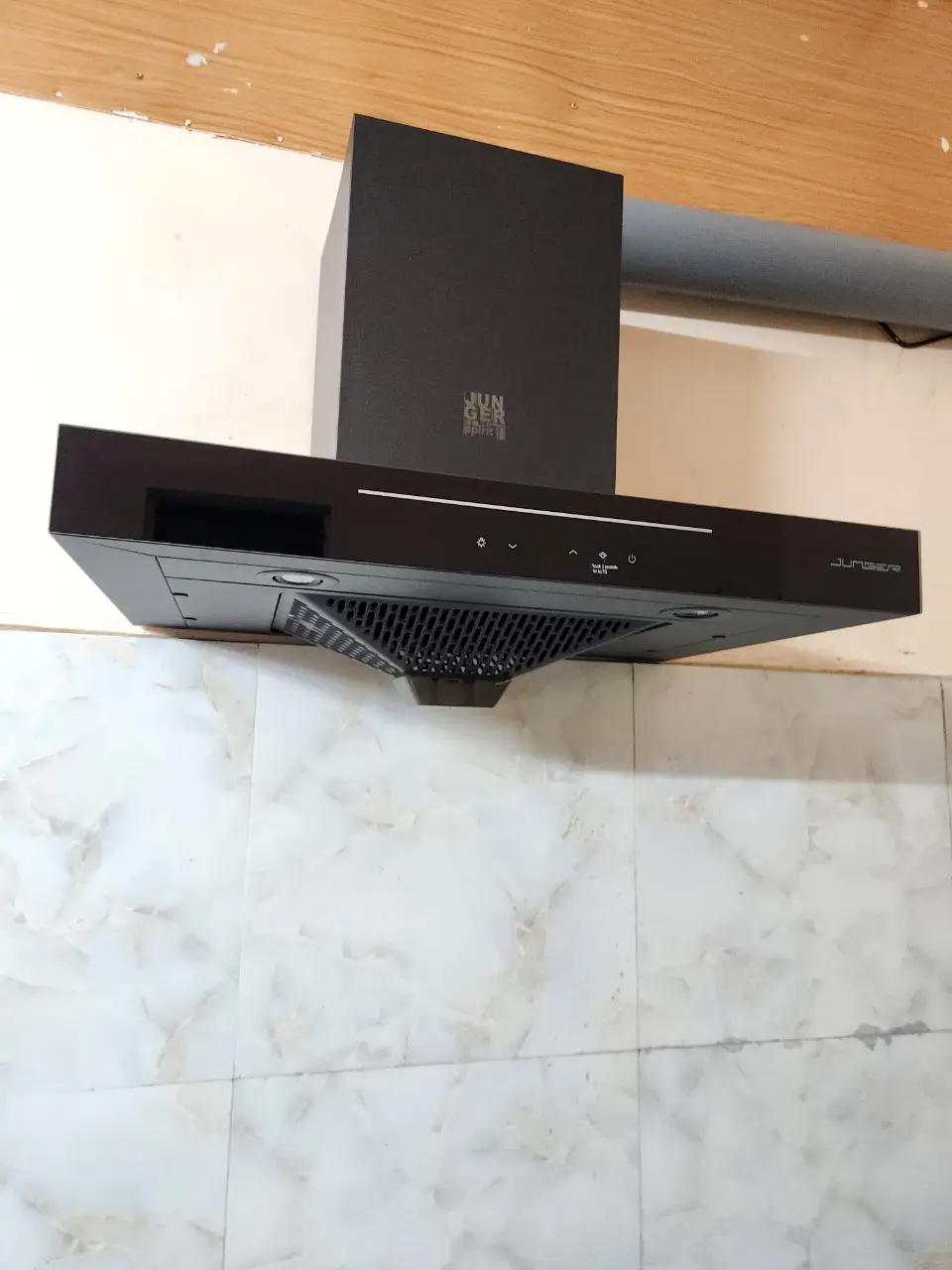 Khách hàng review Máy hút mùi áp tường Junger HRJ-701 15