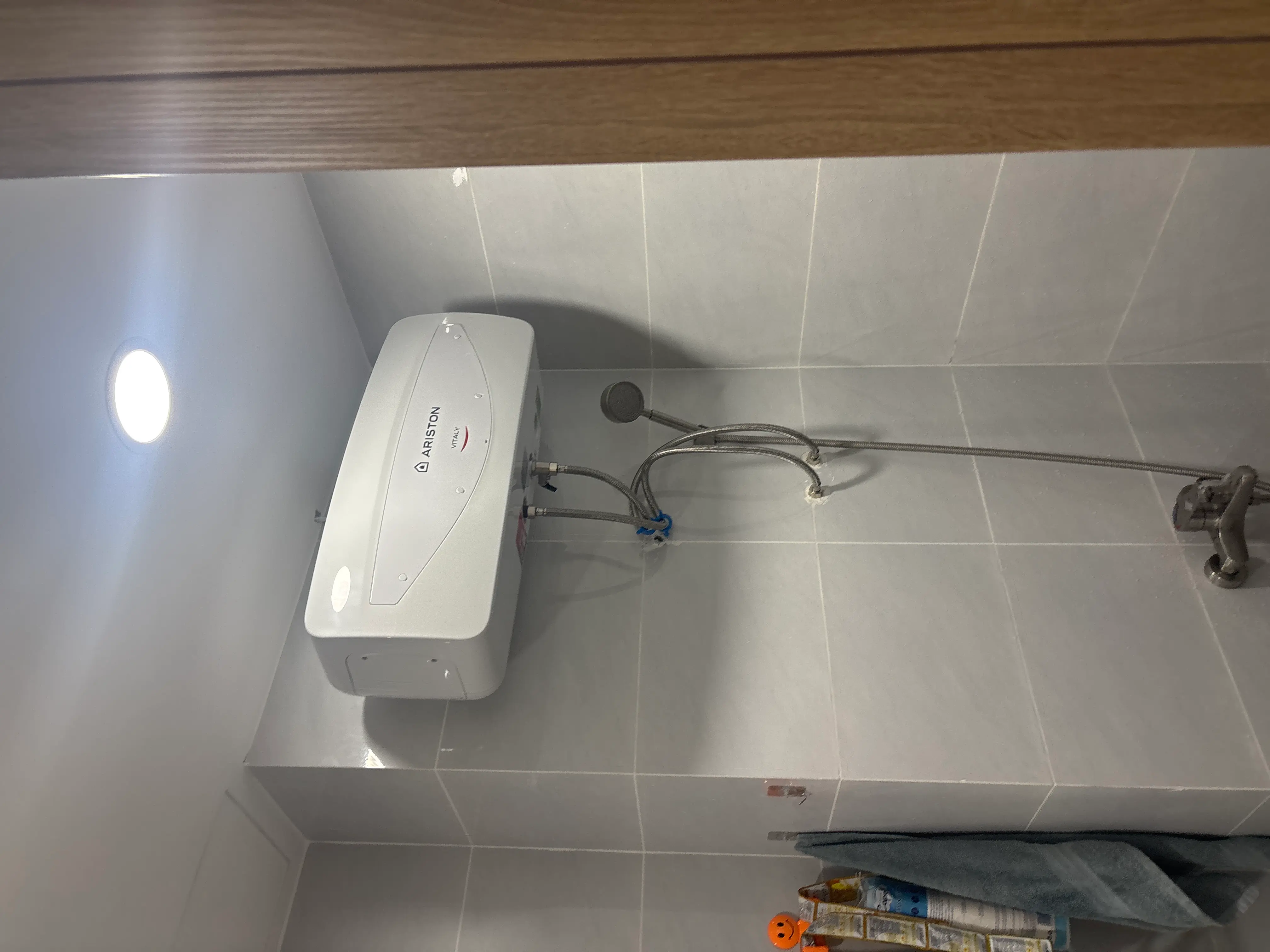 Khách hàng review Máy nước nóng gián tiếp Ariston 20 lít 2500W VITALY 20 SLIM 2.5 FE 2024 3