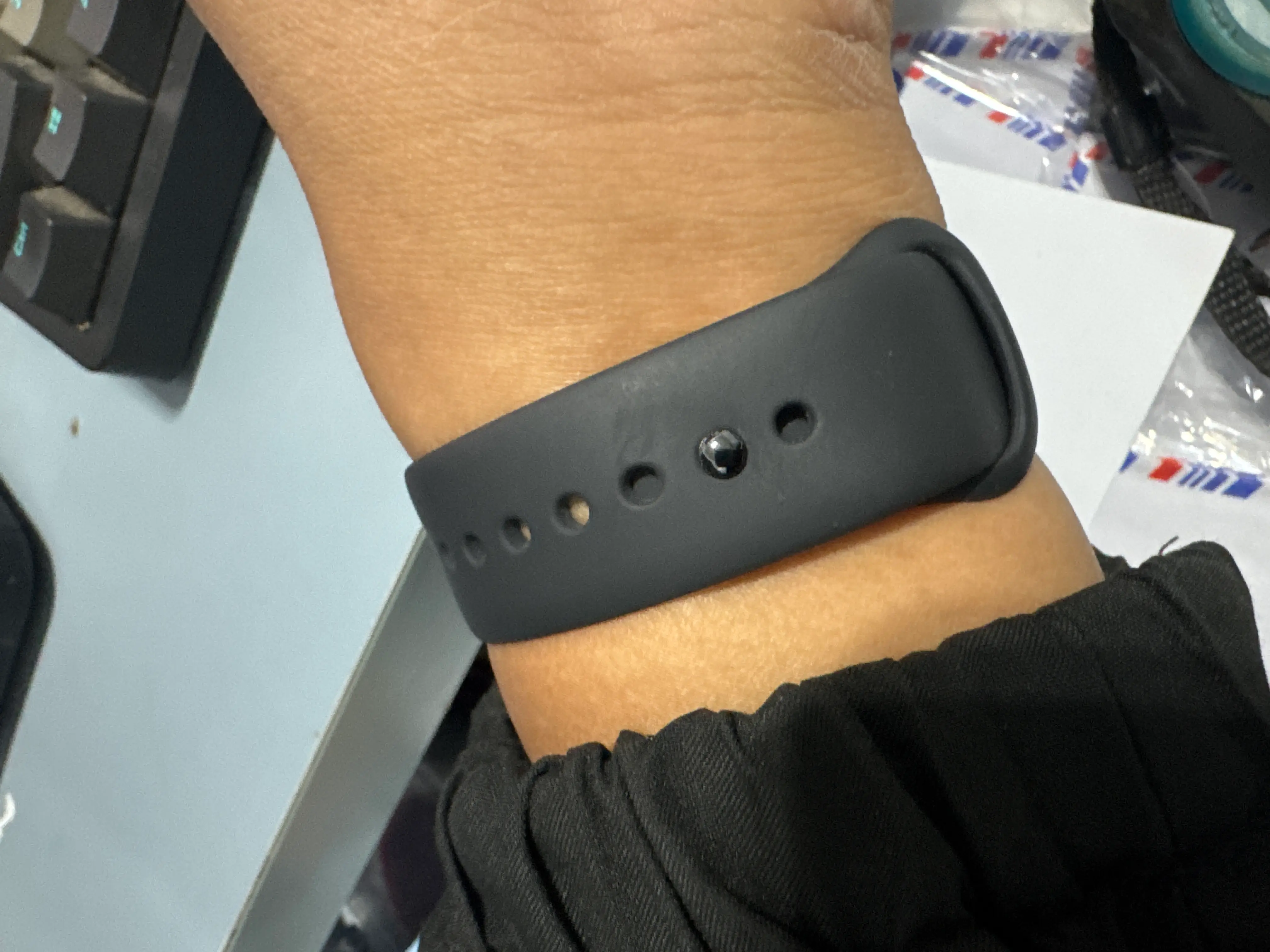 Khách hàng review Apple Watch Series 11 GPS 42mm viền nhôm dây thể thao 4