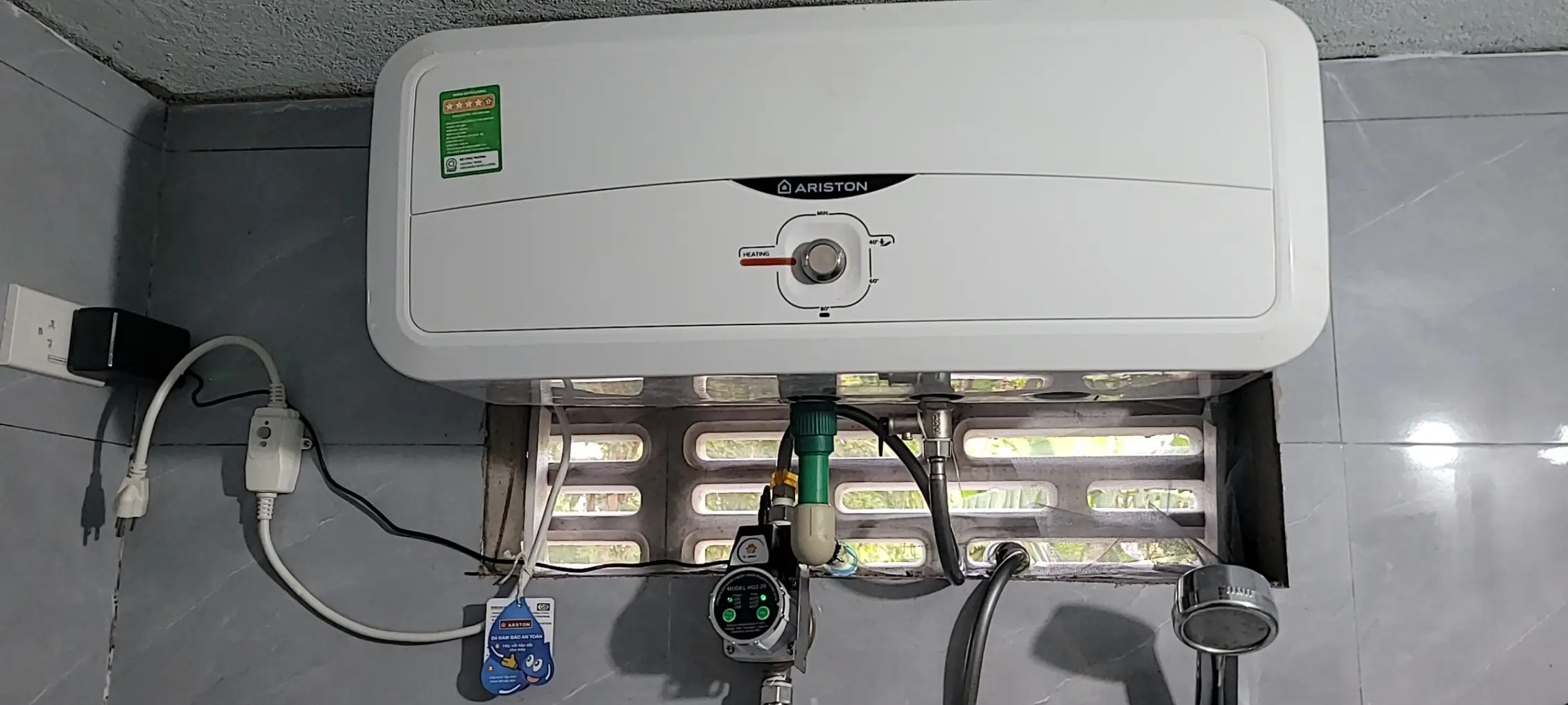 Khách hàng review Máy nước nóng gián tiếp Ariston 20 lít 2500W SL2 20 R 2.5FE - MT 1