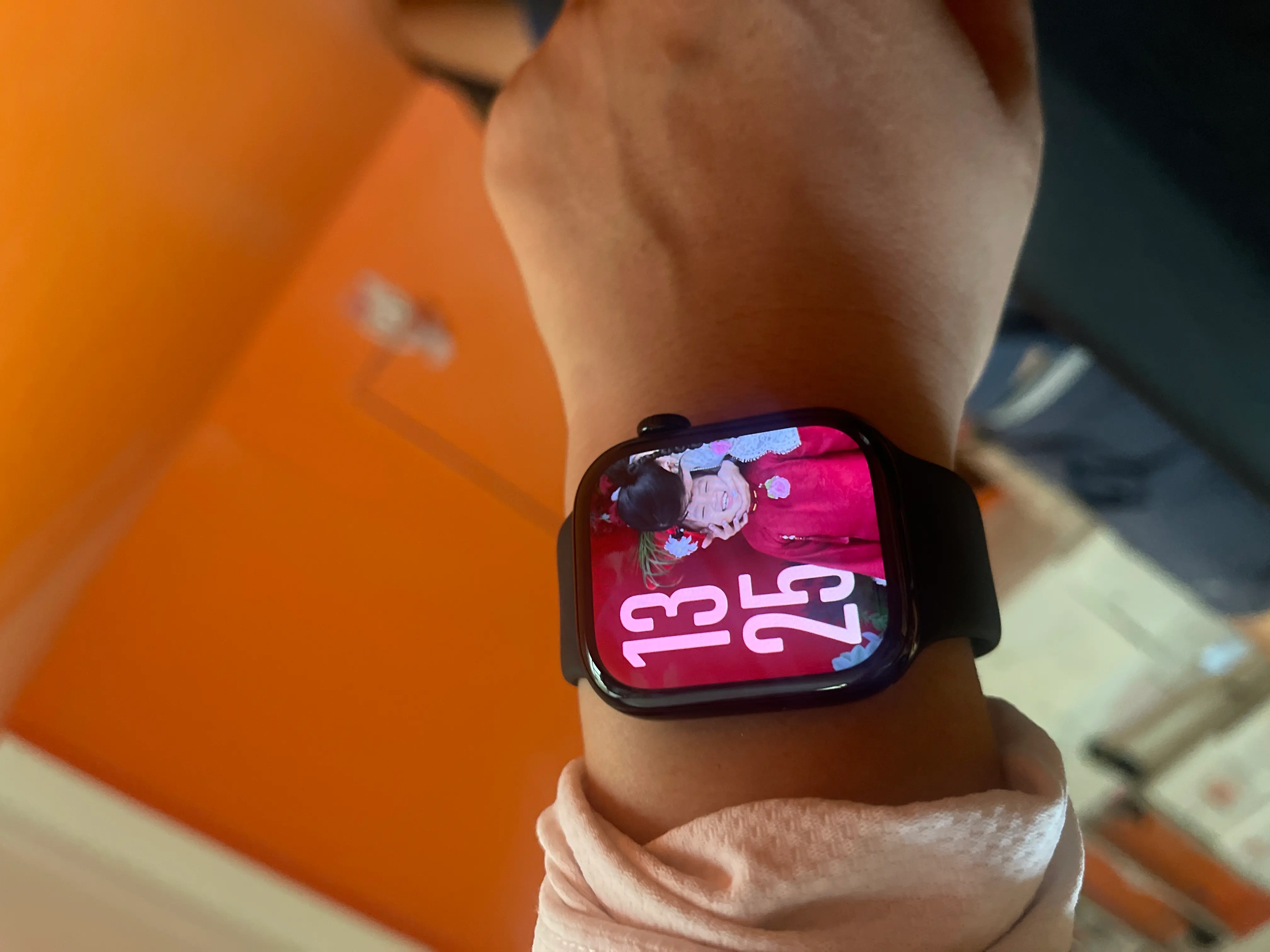 Khách hàng review Apple Watch Series 11 GPS 42mm viền nhôm dây thể thao 3