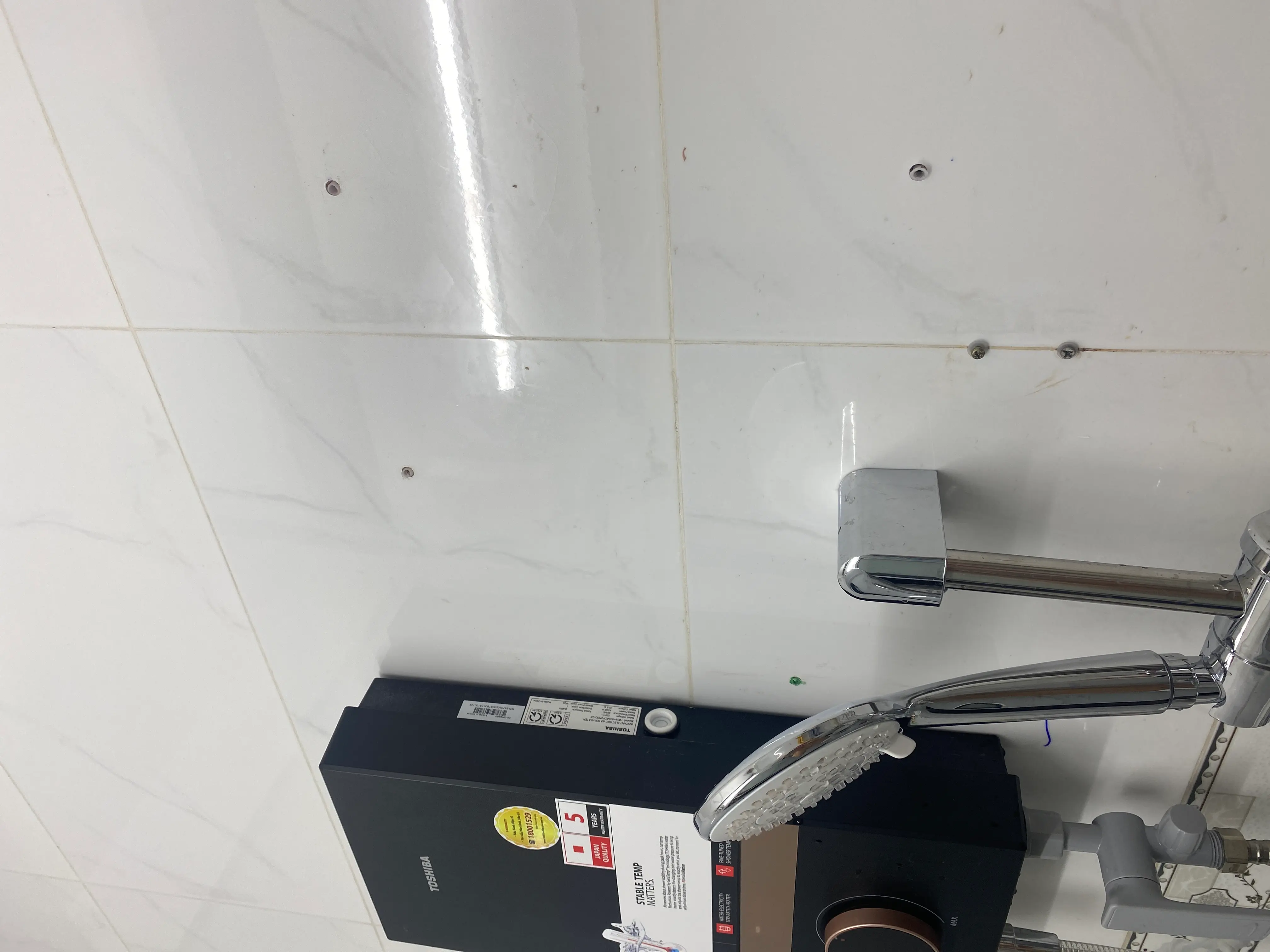 Khách hàng review Máy nước nóng trực tiếp Toshiba 4500W TWH-45EMCPVN(K)-CB 1