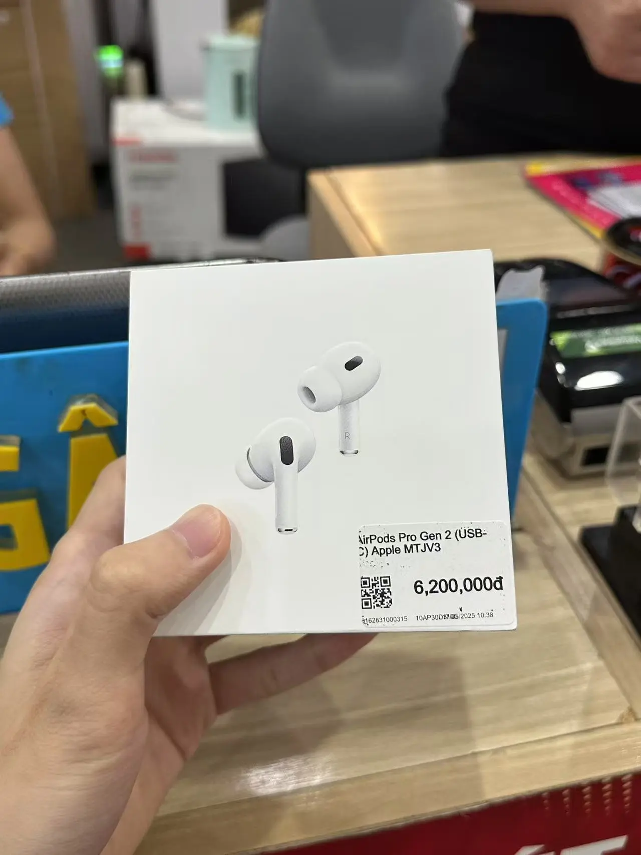 Khách hàng review Tai nghe Bluetooth AirPods Pro Gen 2 MagSafe Charge (USB-C) Apple MTJV3 2