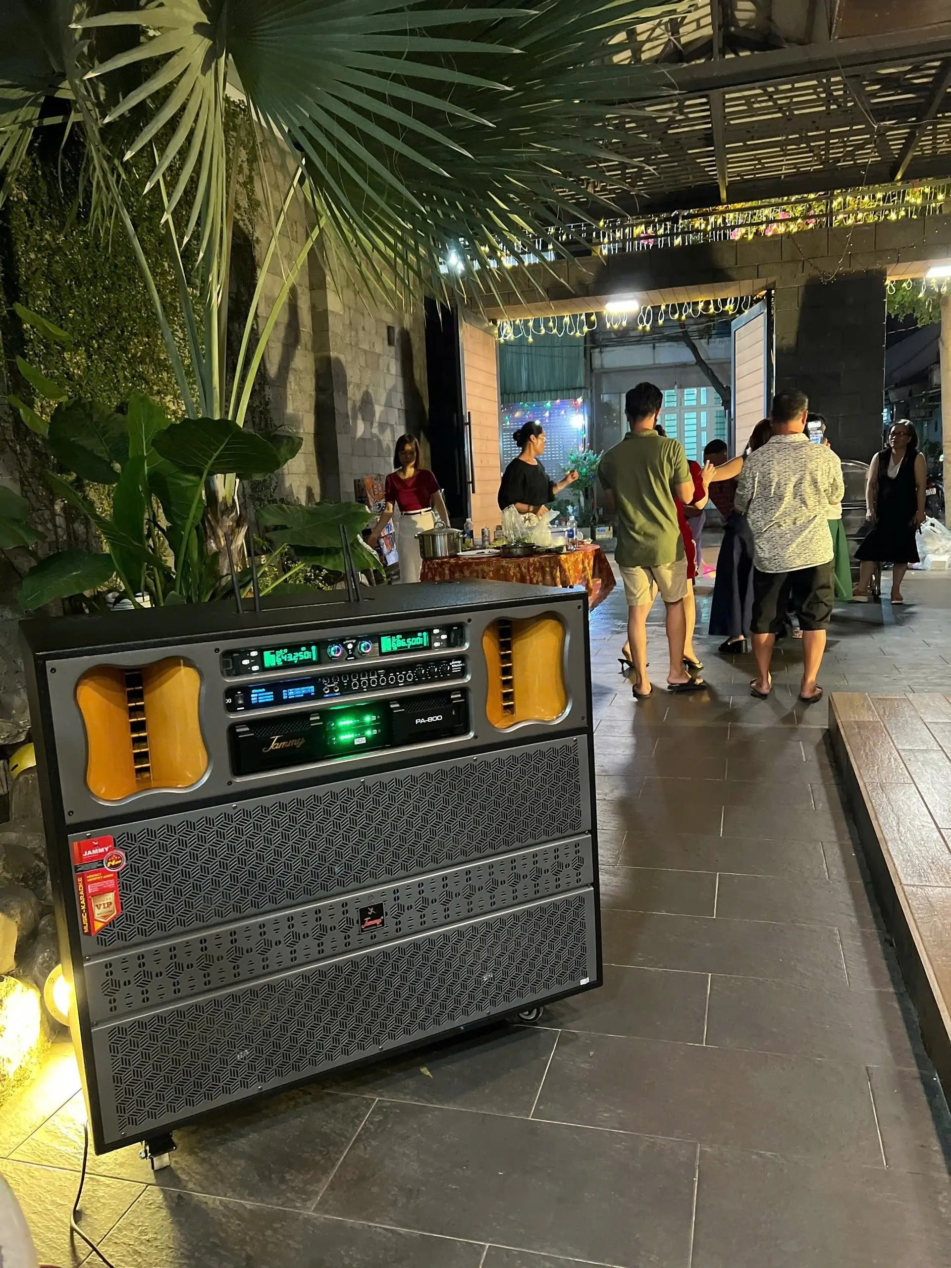 Khách hàng review Loa kéo điện karaoke Jammy N6868K Pro 4200W 14