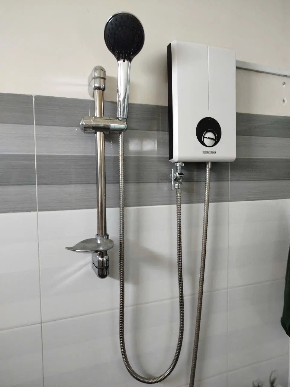 Khách hàng review Máy nước nóng trực tiếp Stiebel Eltron 4500W XGP 45 EC 3