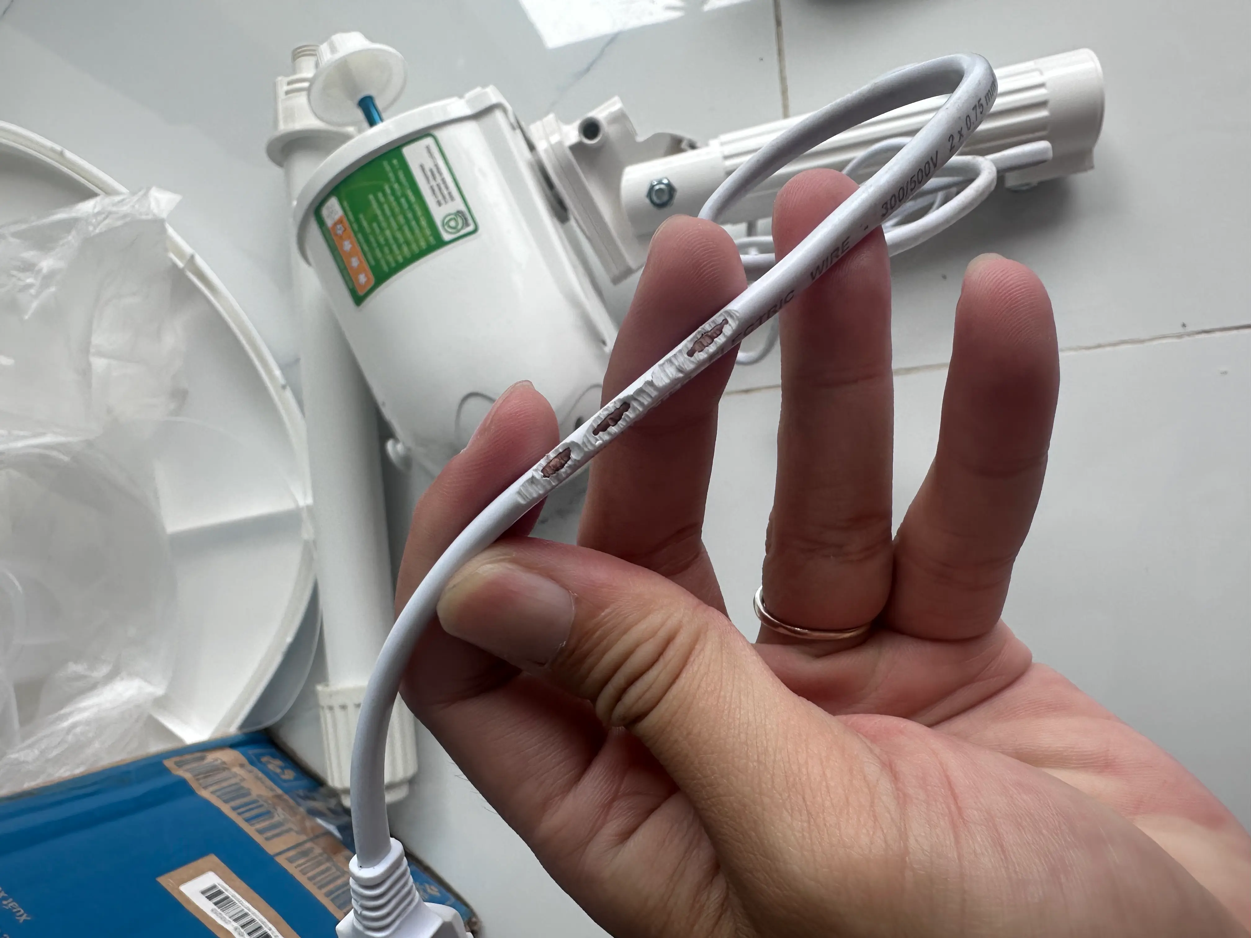 Khách hàng review Quạt lửng Comfee 3 cánh CF-FF4019VEW 48W 1