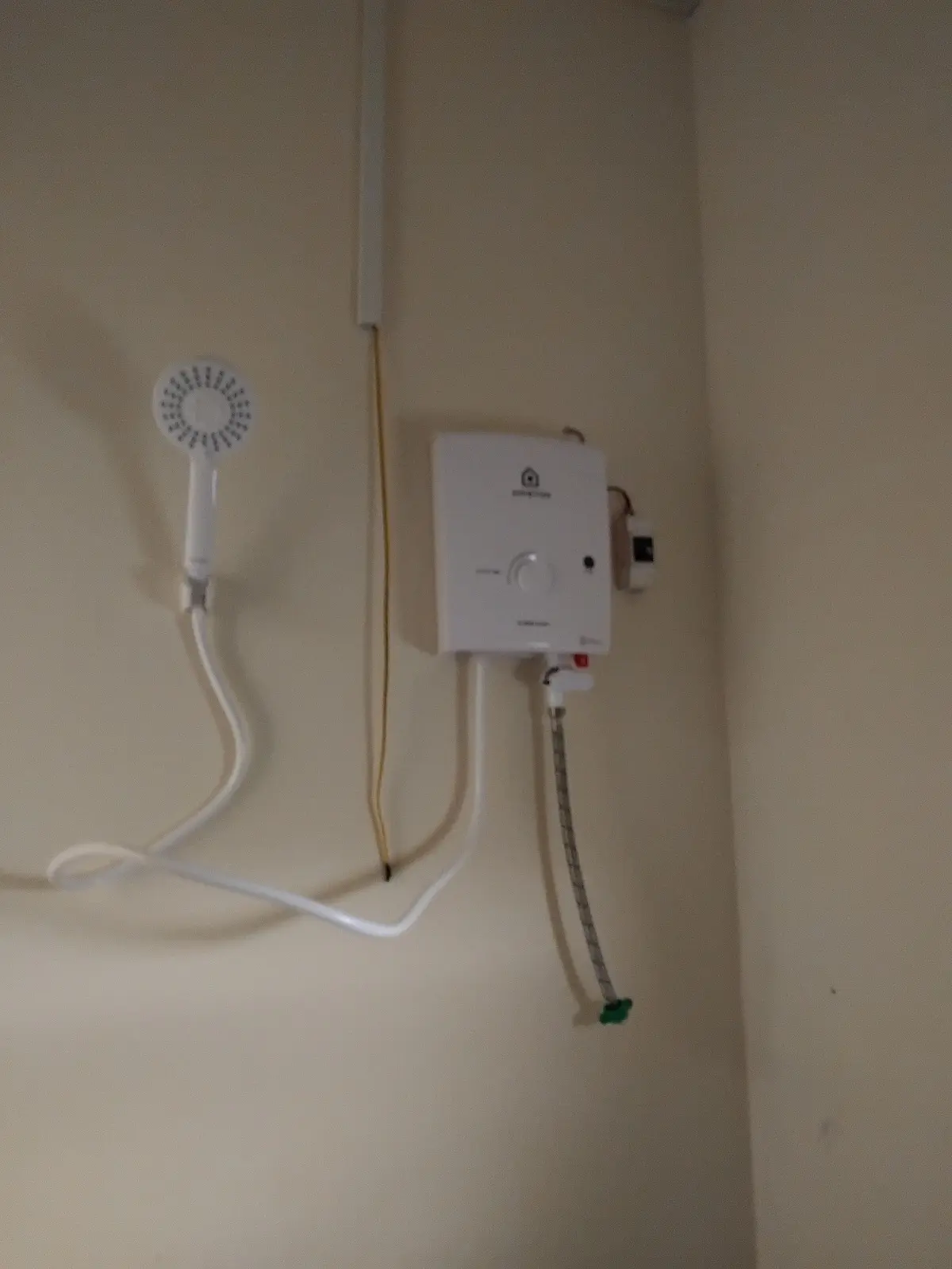 Khách hàng review Máy nước nóng trực tiếp Ariston 4500W AURES EASY 4.5 D 2