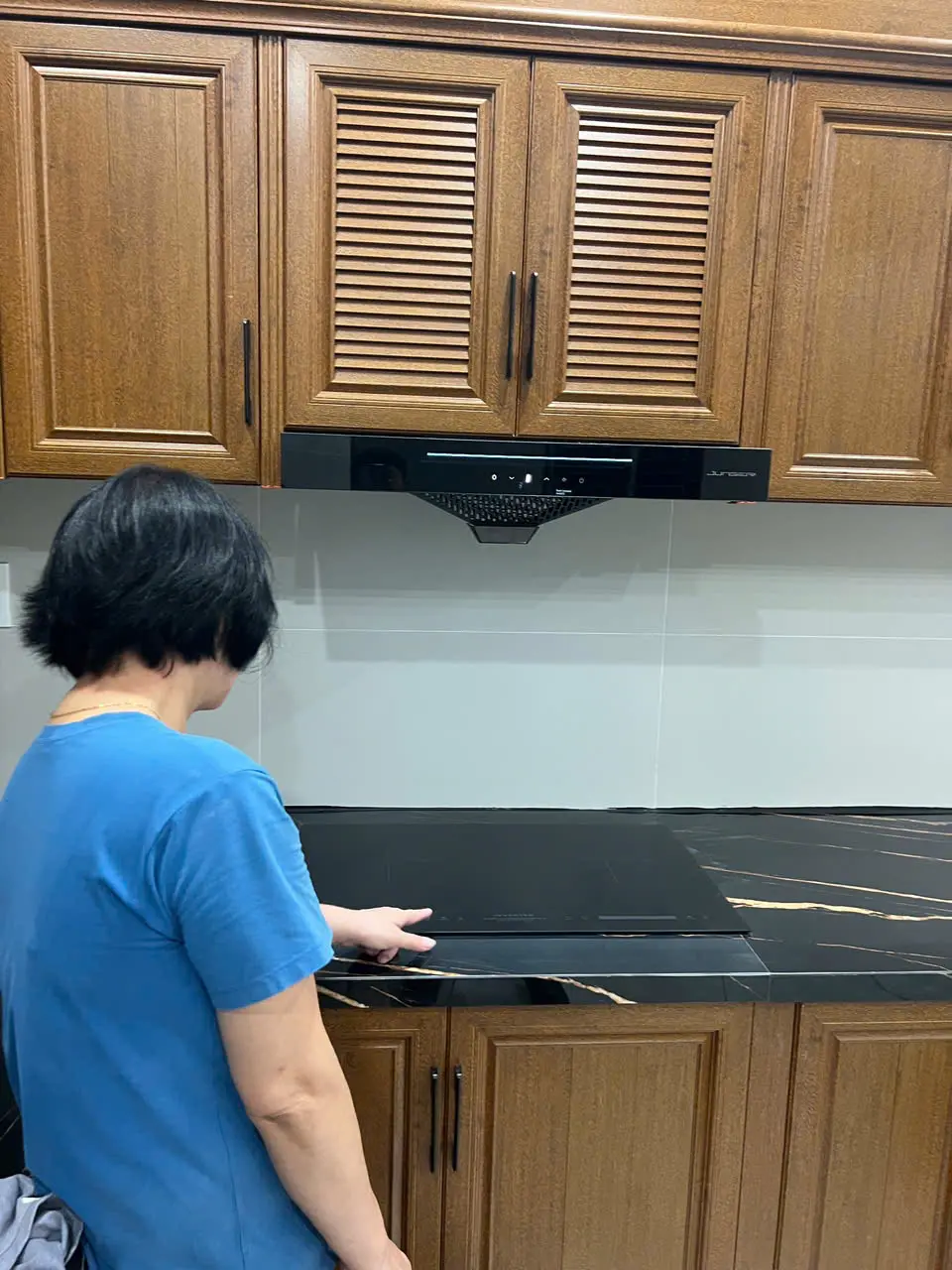 Khách hàng review Máy hút mùi áp tường Junger HRJ-701 12