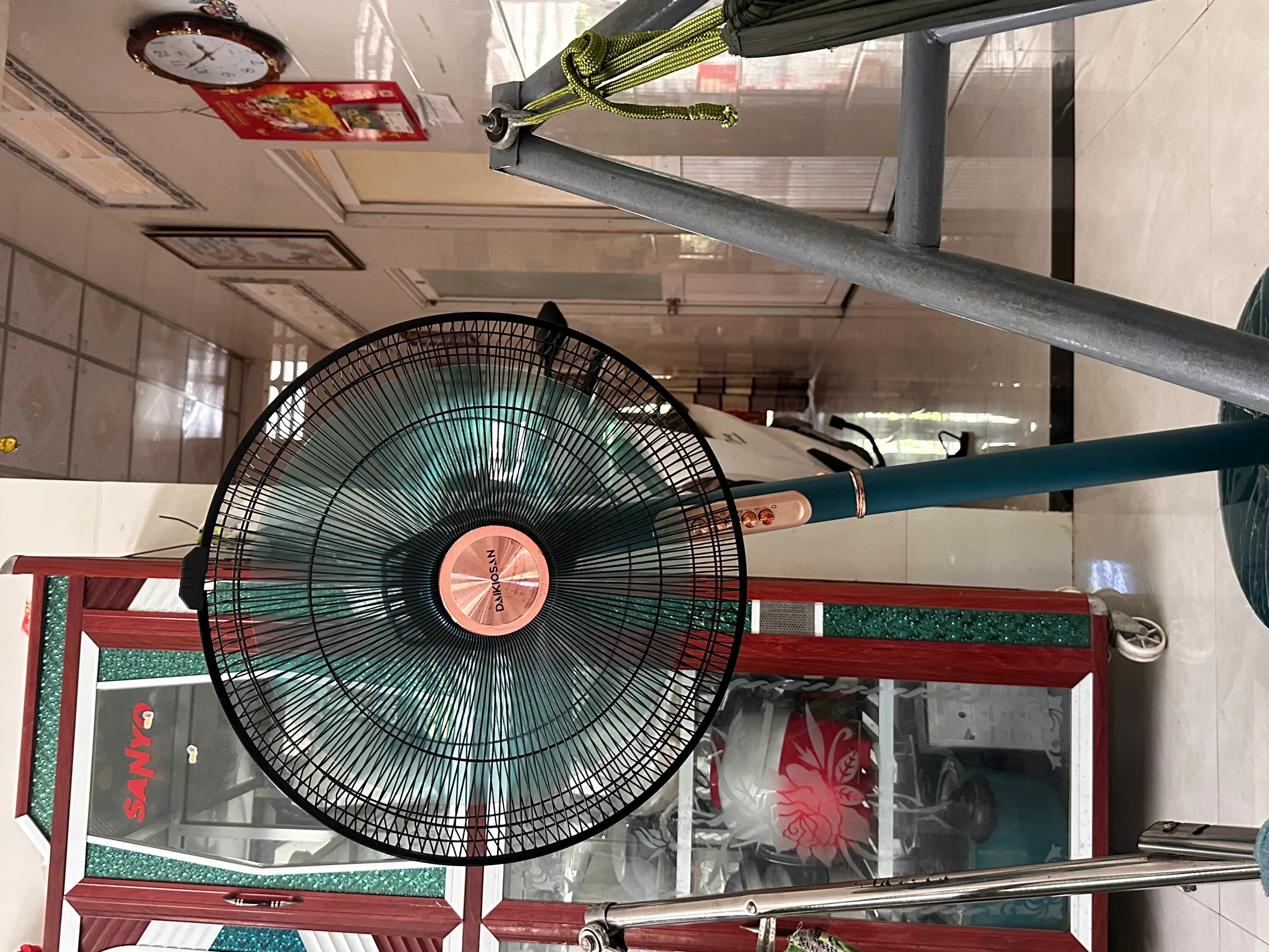 Khách hàng review Quạt đứng Daikiosan 6 cánh DQ102 70W - Xanh lá 2