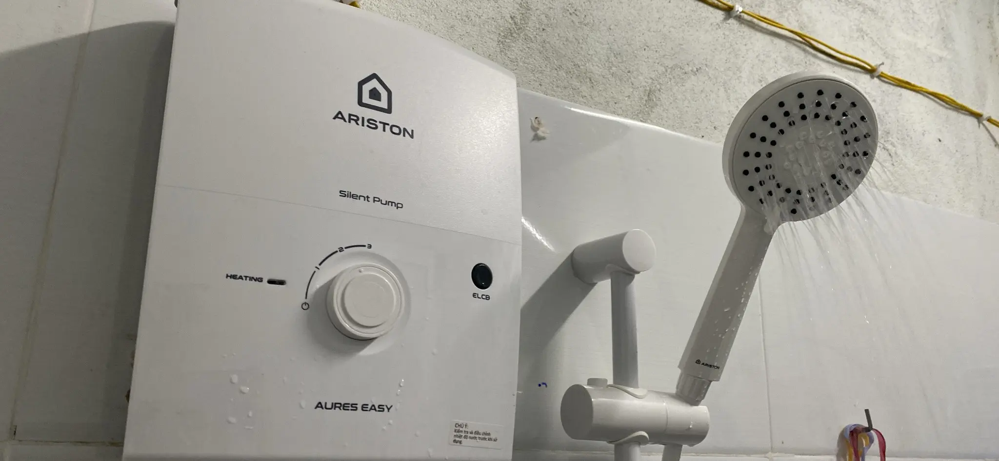 Khách hàng review Máy nước nóng trực tiếp Ariston 4500W AURES EASY 4.5P 3S 1