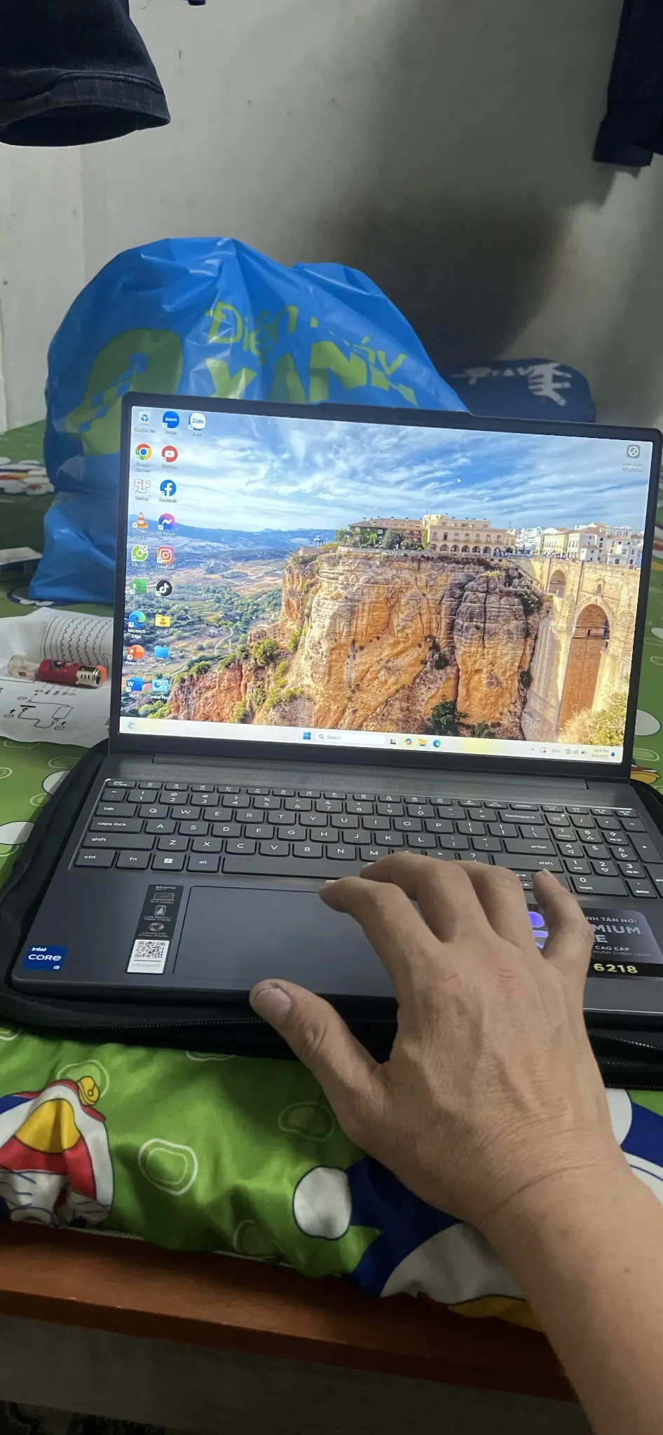 Khách hàng review Laptop Lenovo IdeaPad Slim 3 15IRH10 - 83K1000HVN (i5 13420H, 16GB, 512GB, WUXGA, Win11) 3