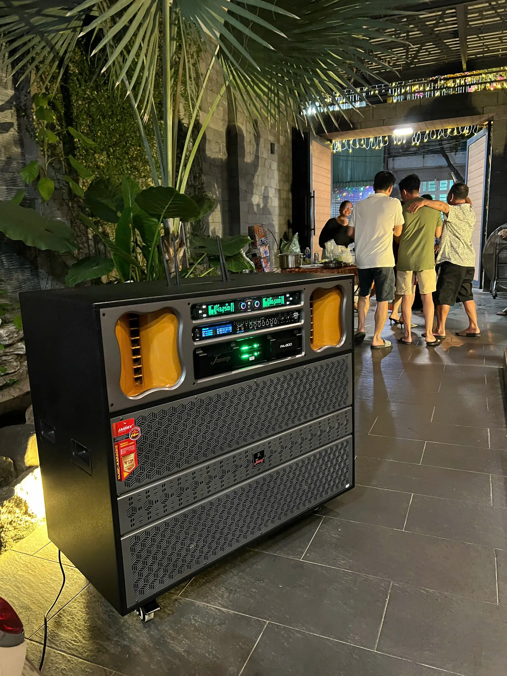 Khách hàng review Loa kéo điện karaoke Jammy N6868K Pro 4200W 15