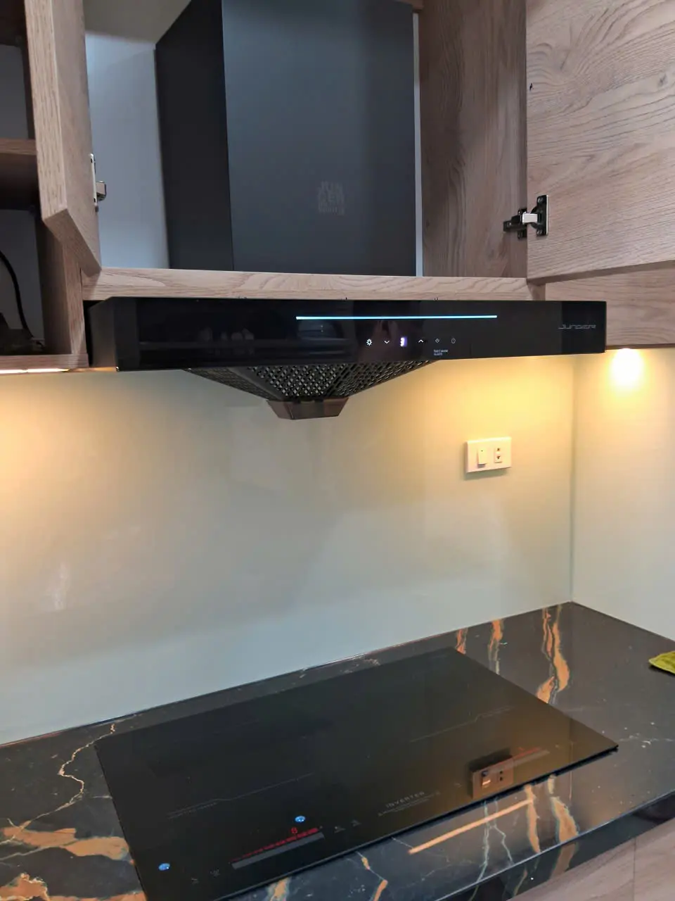 Khách hàng review Máy hút mùi áp tường Junger HRJ-701 20