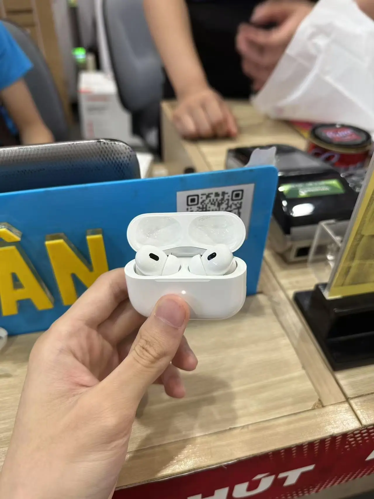 Khách hàng review Tai nghe Bluetooth AirPods Pro Gen 2 MagSafe Charge (USB-C) Apple MTJV3 3