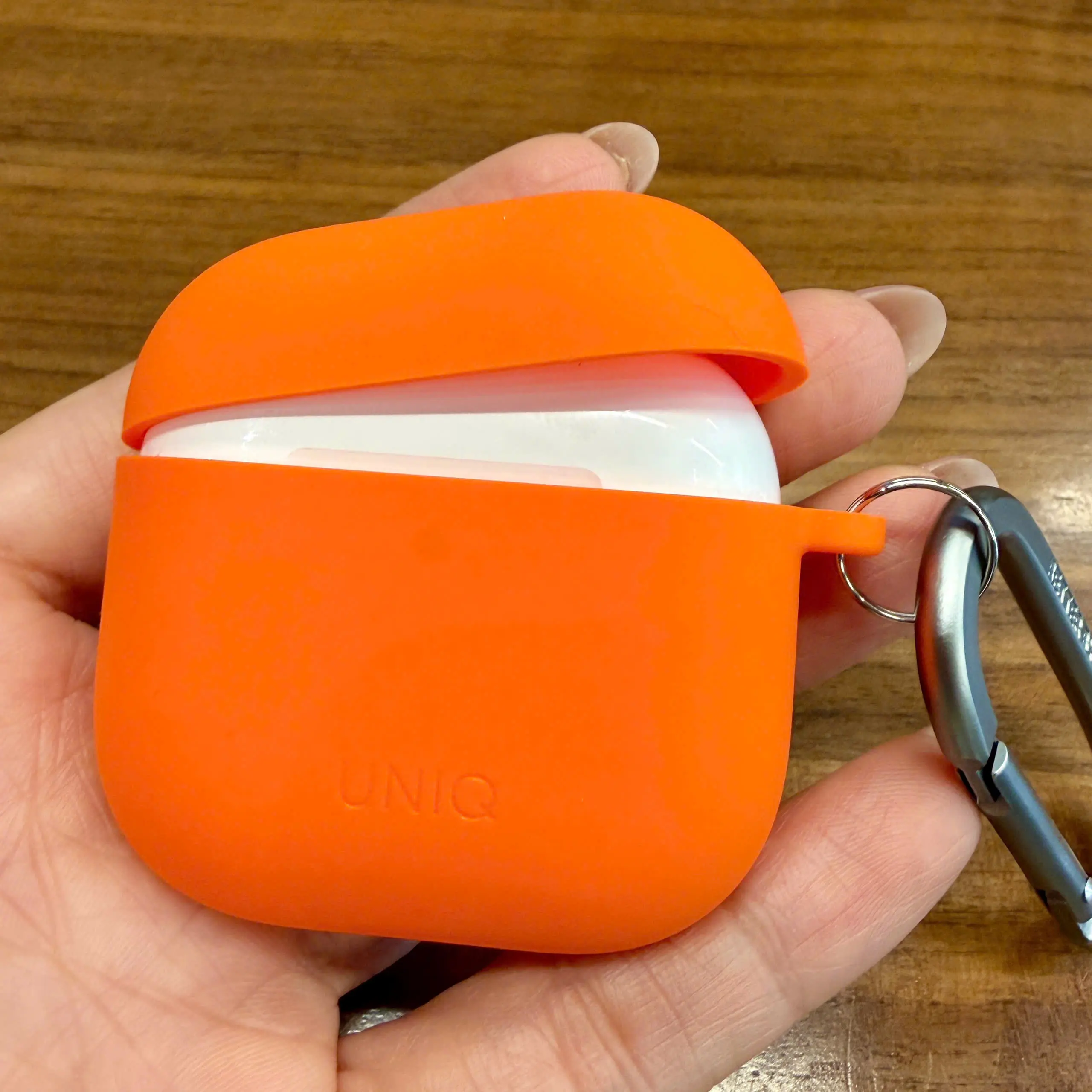 Khách hàng review Túi đựng AirPods 4 Silicone PC kèm móc UNIQ Nexo Active Hybrid 1