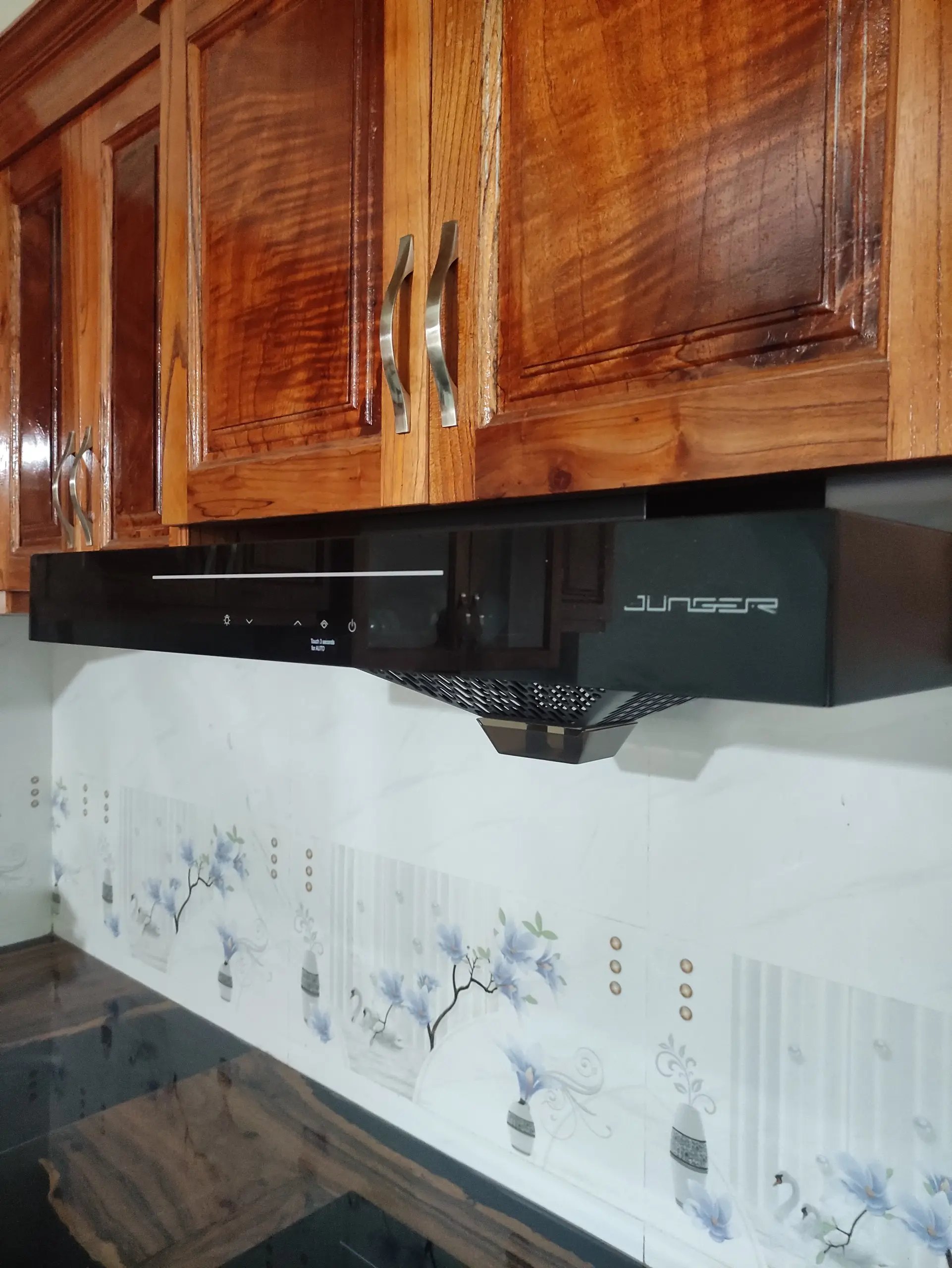 Khách hàng review Máy hút mùi áp tường Junger HRJ-701 42
