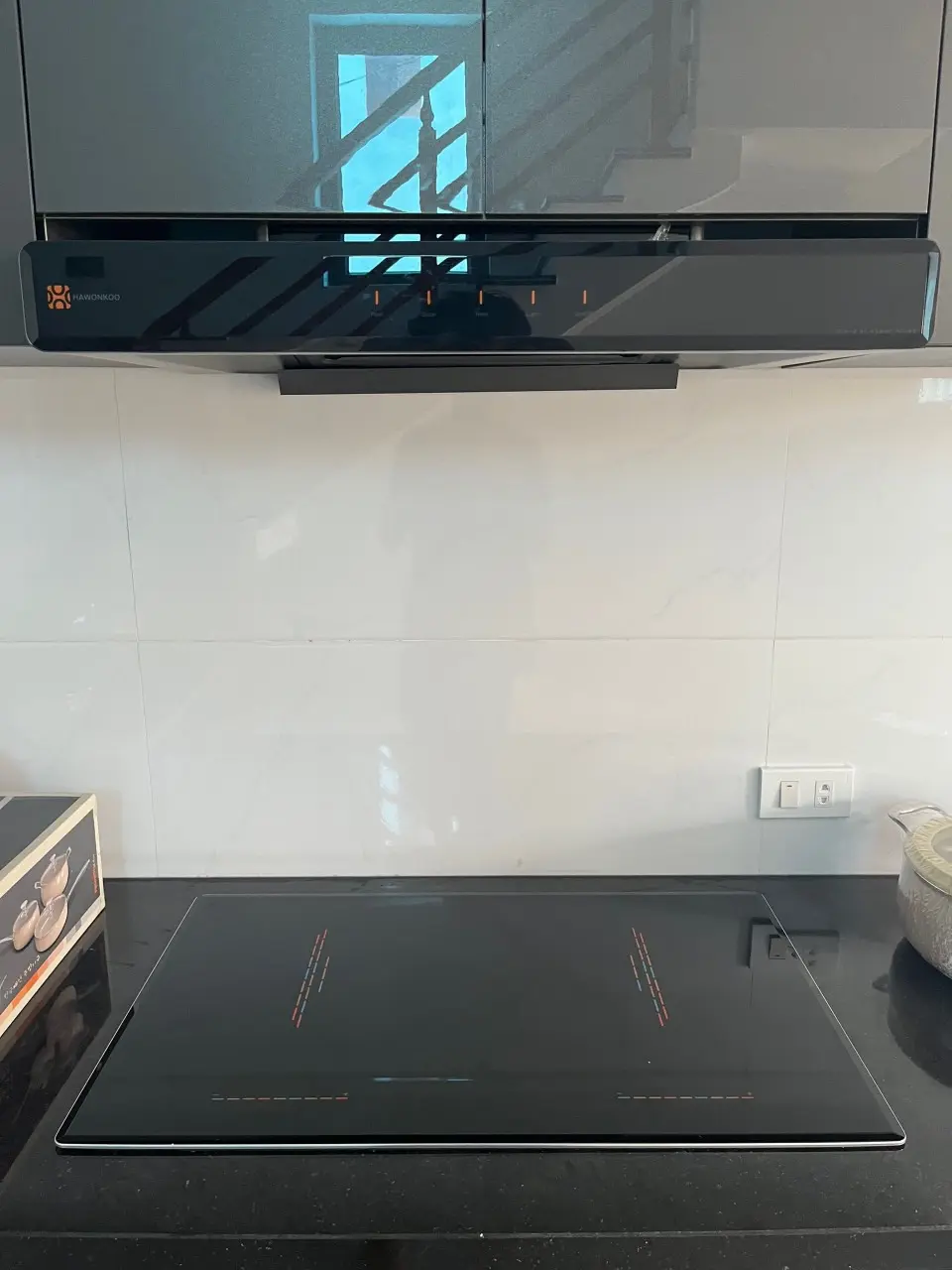 Khách hàng review Máy hút mùi áp tường Hawonkoo HRH-702 10