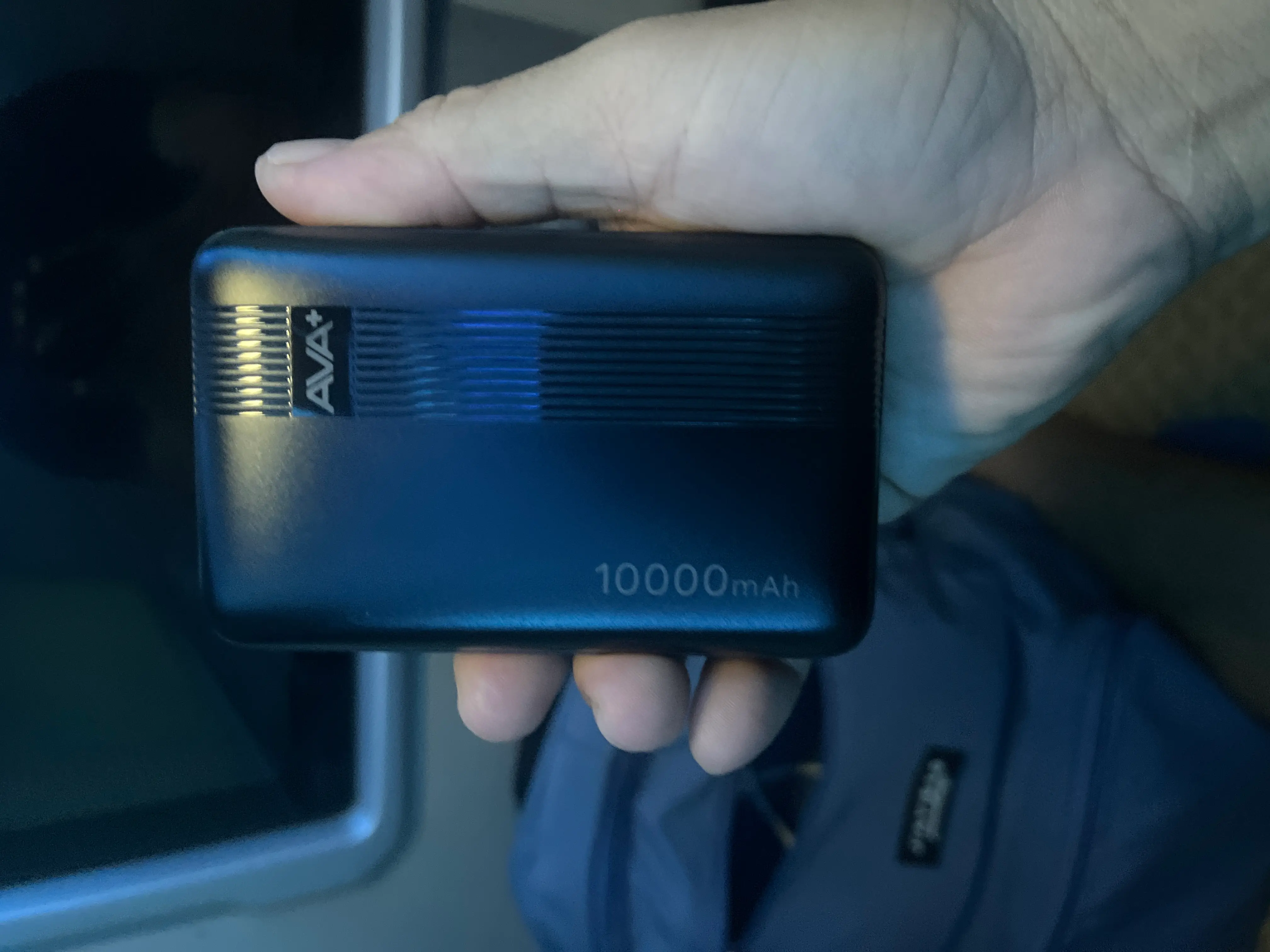 Khách hàng review Pin sạc dự phòng Polymer 10000mAh 12W AVA  DS808A 4