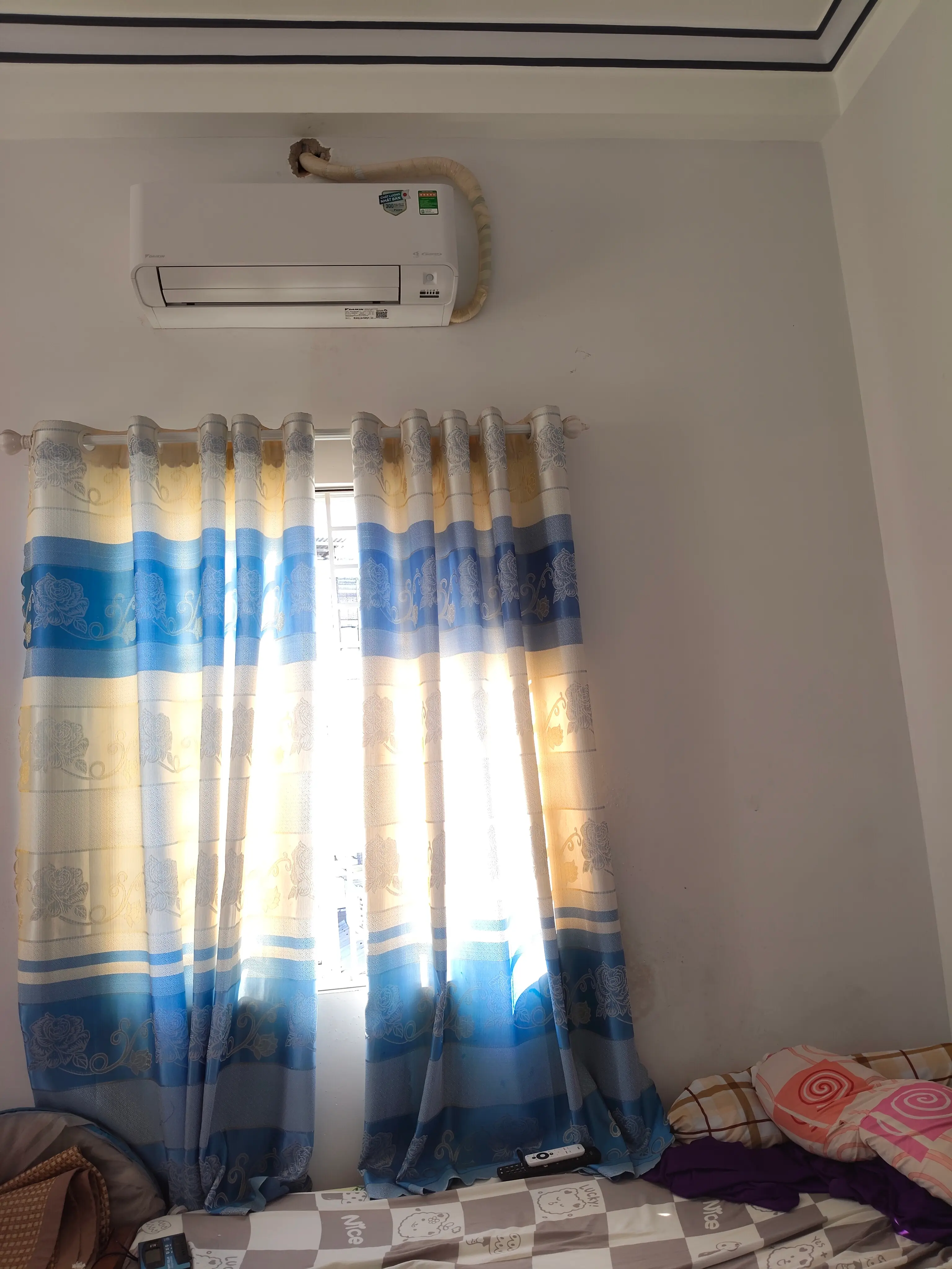 Khách hàng review Điều hòa Daikin Inverter 9200 BTU FTKY25ZVMV 1
